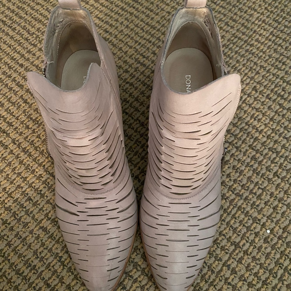 Donald j pliner light pink booties